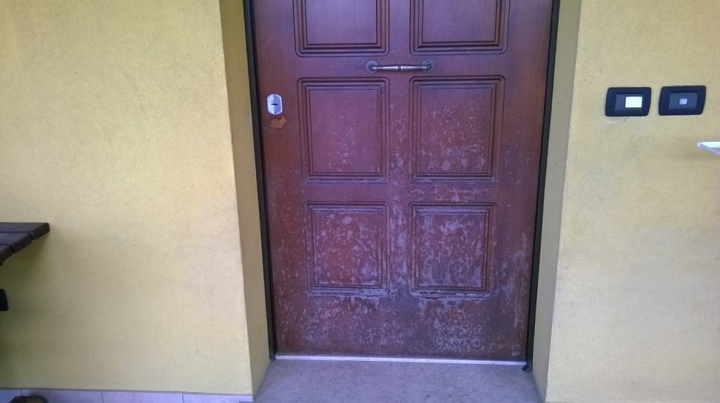 porta d'ingresso rovinata